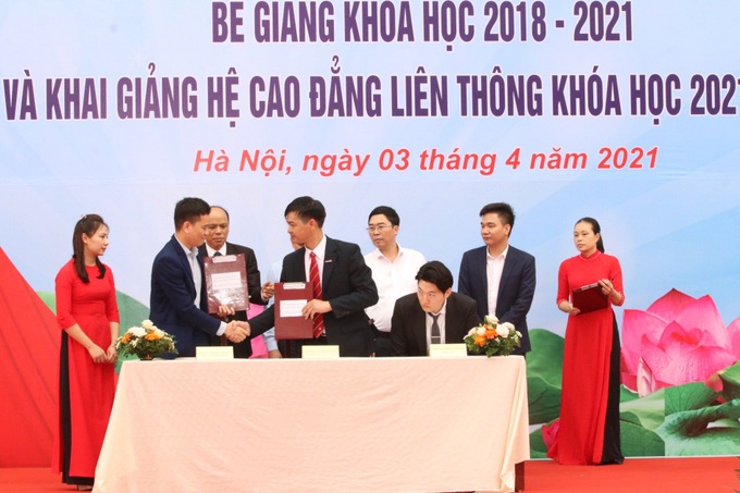 Trao Bằng tốt nghiệp cho 511 học sinh, sinh viên - Ảnh 5. Trao Bằng tốt nghiệp cho 511 học sinh, sinh viên - Ảnh 5.