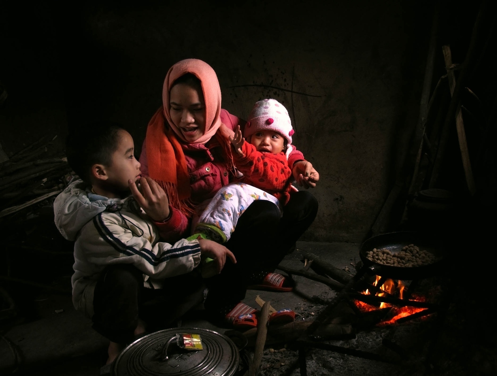 Tình mẫu tử thiêng liêng của phụ nữ Việt qua triển lãm ảnh Mẹ yêu con - 11 Tình mẫu tử thiêng liêng của phụ nữ Việt qua triển lãm ảnh Mẹ yêu con - 11