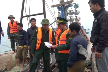 Bắt giữ 6 đối tượng dùng mìn tự chế đánh bắt cá trên biển