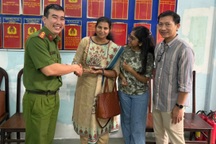 Công an TPHCM trao trả dây chuyền vàng cho nữ du khách bị cướp