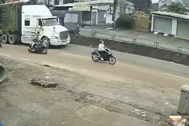 Clip “nhóm người đi xe máy thoát chết dưới bánh container” nổi bật tuần qua