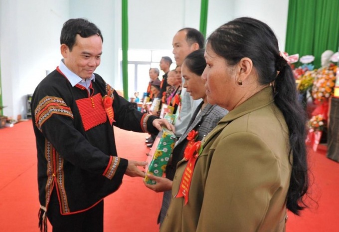 Phó Thủ tướng Trần Lưu Quang tặng quà cho người dân xã Ea Tul (Ảnh H-D)