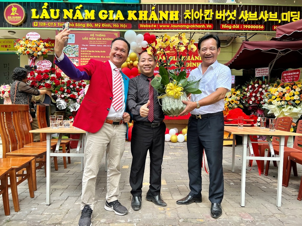 Nghệ sĩ Quang Tèo kinh doanh nhà hàng lẩu nấm Gia Khánh sau 7 năm về hưu - 1 Nghệ sĩ Quang Tèo kinh doanh nhà hàng lẩu nấm Gia Khánh sau 7 năm về hưu - 1