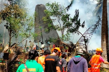 Hiện trường thảm khốc vụ rơi máy bay Philippines làm ít nhất 31 người chết