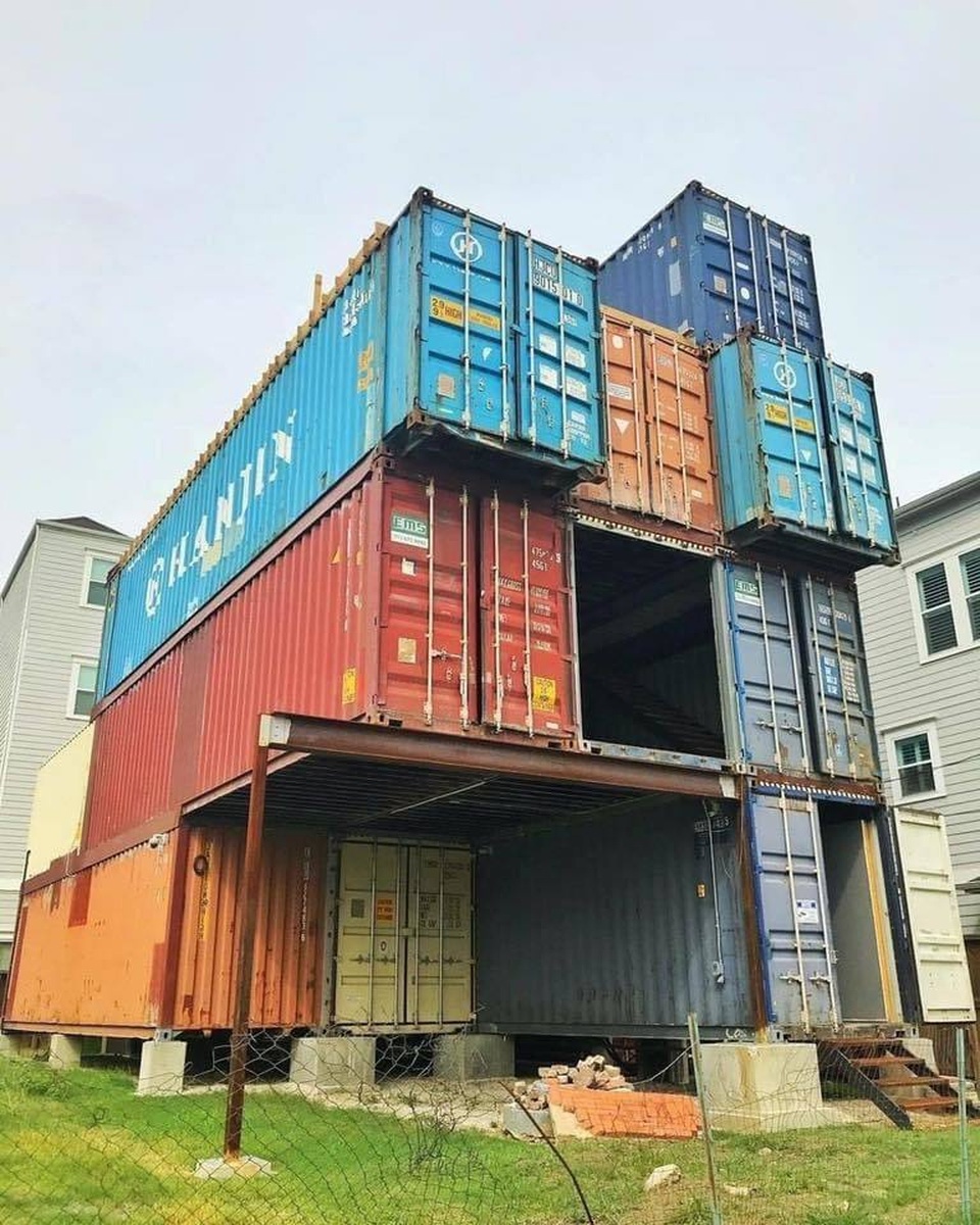 Nhà 3 tầng làm từ 11 container, bất ngờ nhất là nội thất hiện đại bên trong - 2 Nhà 3 tầng làm từ 11 container, bất ngờ nhất là nội thất hiện đại bên trong - 2