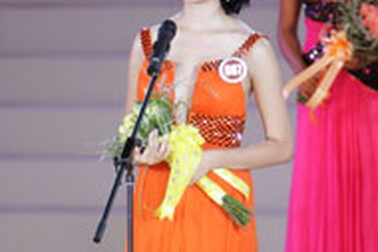 Tiếp cận Tân hoa hậu Việt Nam sau phút đăng quang