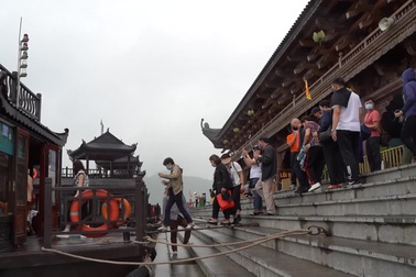 Hàng vạn người đội mưa vào hành hương tại ngôi chùa lớn nhất thế giới