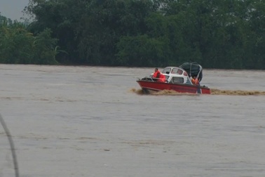 Xử phạt 2 người dân "cố thủ" trên bãi bồi, quyết không chịu vào bờ tránh lũ