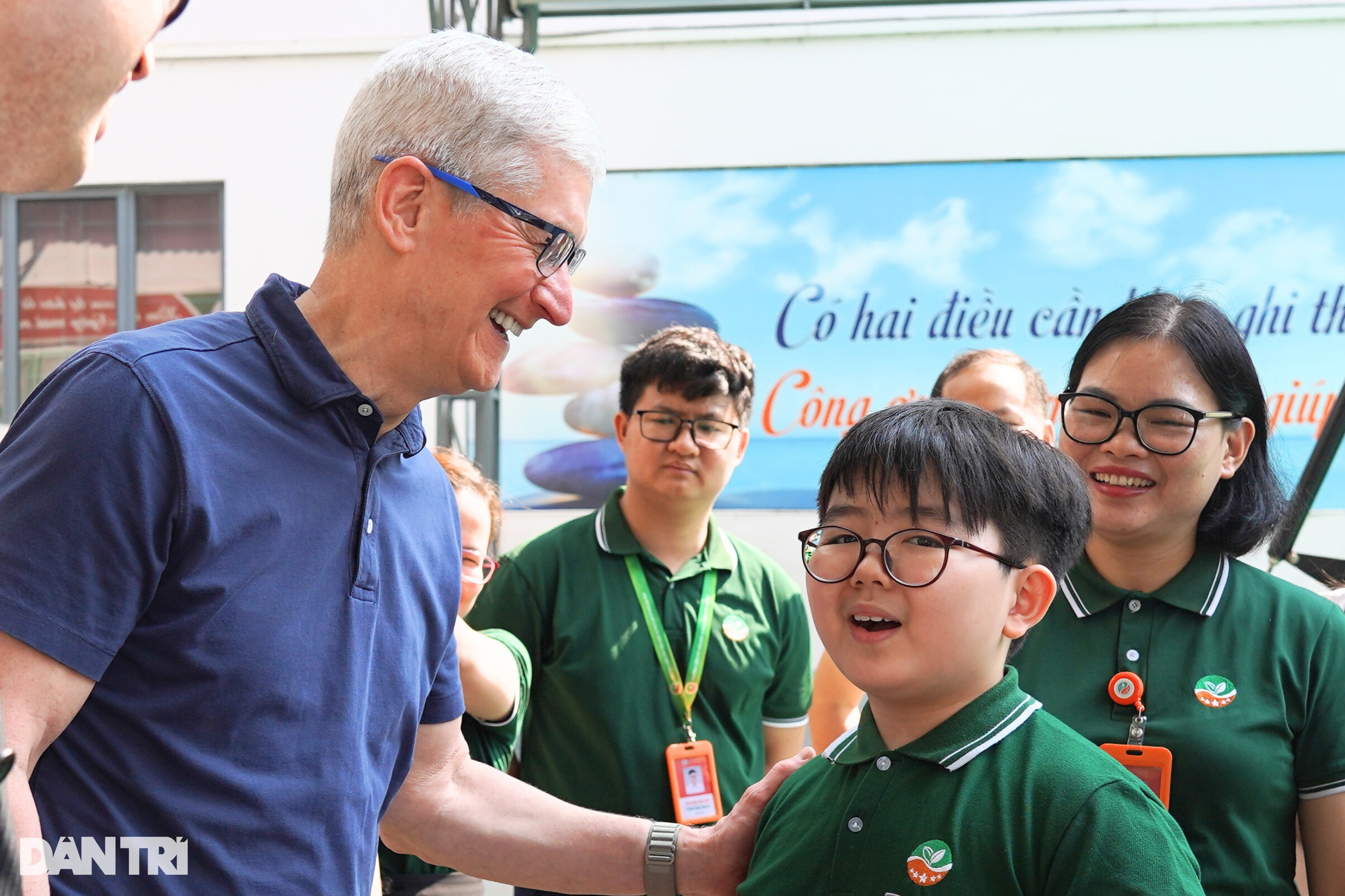 CEO Tim Cook thăm học sinh tiểu học Hà Nội (Ảnh: Ngôi sao Hà Nội).