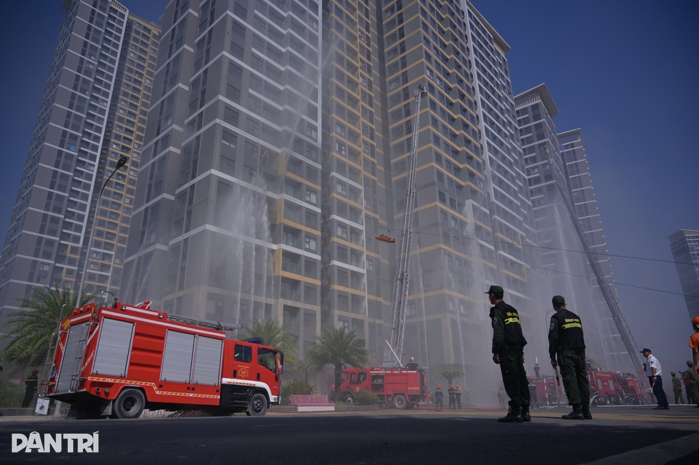 Cháy giả định ở chung cư TPHCM, cảnh sát dùng cầu dây cứu người - 1