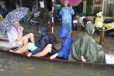 Huế chìm trong biển nước