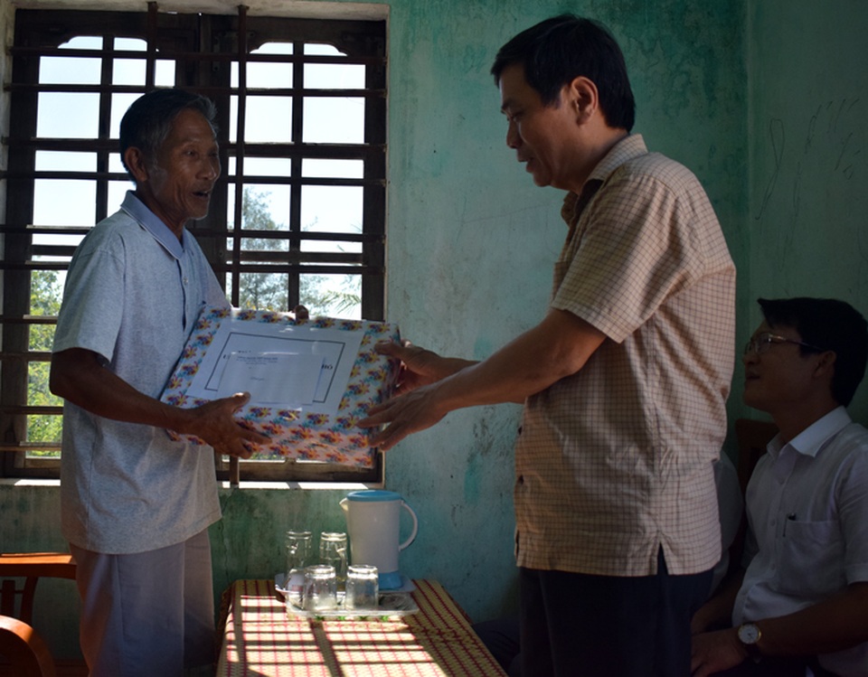Thăm và tặng quà Bà mẹ Việt Nam anh hùng, thương binh và thân nhân liệt sỹ - 3 Thăm và tặng quà Bà mẹ Việt Nam anh hùng, thương binh và thân nhân liệt sỹ - 3