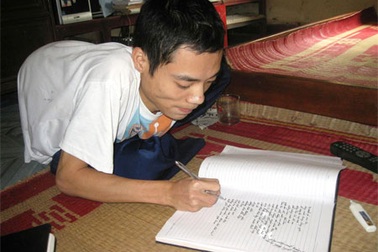 Chàng trai tật nguyền “sống nhờ” 1.000 bài thơ