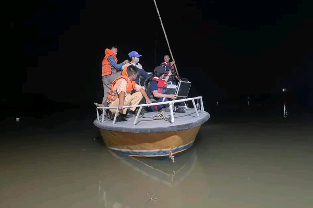 Xuyên đêm tìm kiếm 2 học sinh dưới sông Ninh Cơ - 1 Xuyên đêm tìm kiếm 2 học sinh dưới sông Ninh Cơ - 1