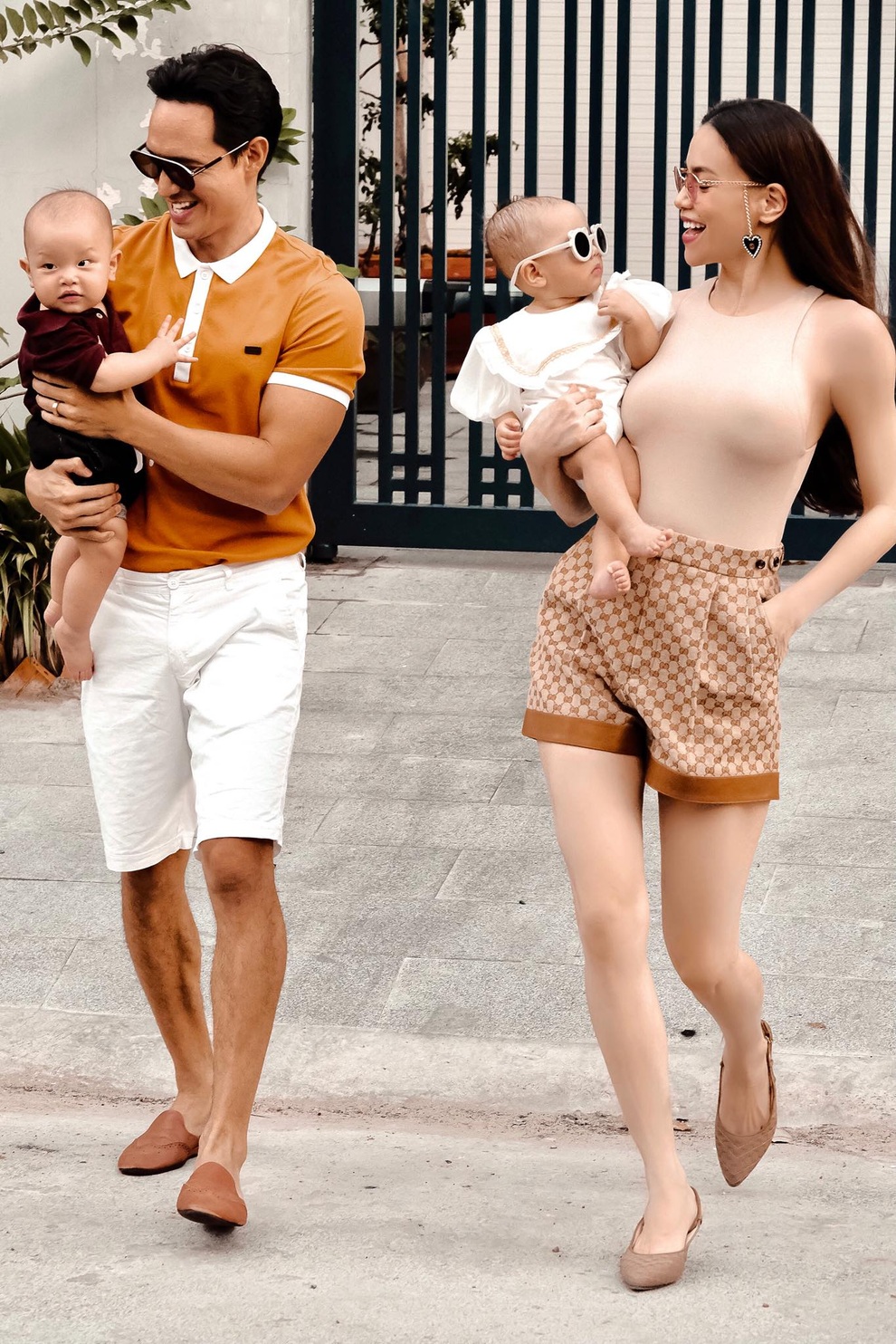 Gu thời trang của Hà Hồ - Kim Lý và cặp đôi song sinh nổi bật nhất tuần - 1 Gu thời trang của Hà Hồ - Kim Lý và cặp đôi song sinh nổi bật nhất tuần - 1