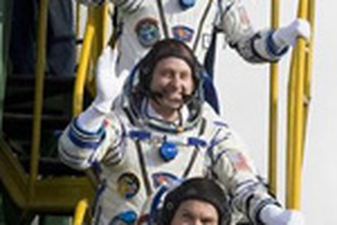 Tàu Nga đưa triệu phú Mỹ thăm vũ trụ 