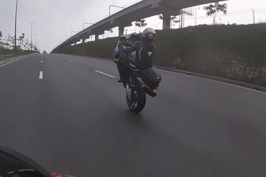 Chạy xe tốc độ cao trên quốc lộ, còn "trổ tài" bốc đầu nguy hiểm