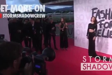 Bella Hadid gợi cảm với váy hở eo