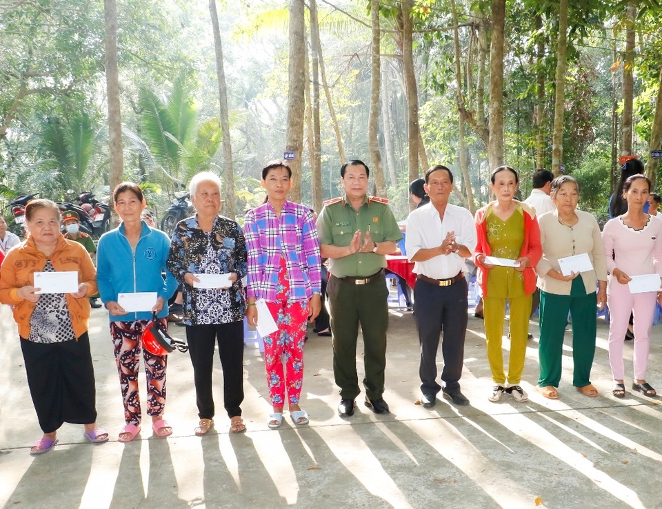 Bộ Tư lệnh Biên phòng thăm, tặng quà gia đình chính sách ở vùng biên giới - 4 Bộ Tư lệnh Biên phòng thăm, tặng quà gia đình chính sách ở vùng biên giới - 4