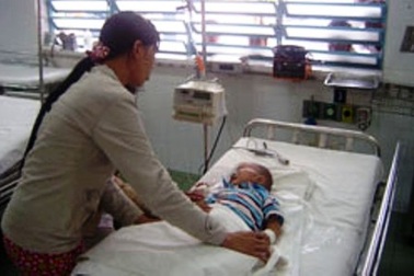 Người mẹ trẻ giành lại con từ tay “thủy thần” 