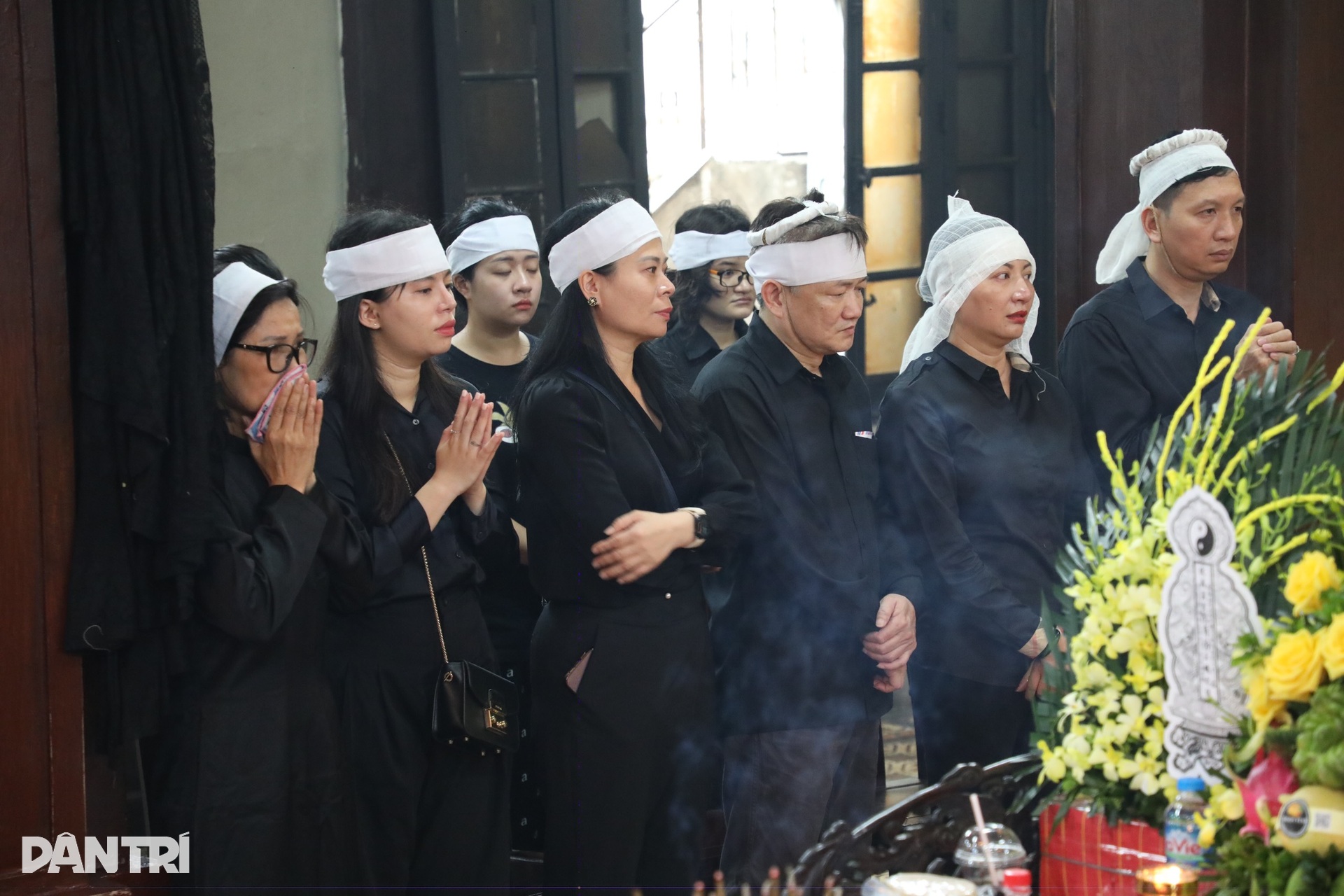 Thu Quế và đông đảo nghệ sĩ đến tiễn đưa đạo diễn Nguyễn Hữu Phần - 2 Thu Quế và đông đảo nghệ sĩ đến tiễn đưa đạo diễn Nguyễn Hữu Phần - 2