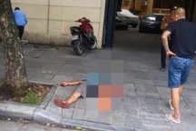Người đàn ông bị chém gục tại vỉa hè Hà Nội