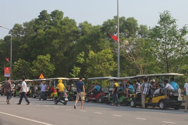 Quản lý xe điện 4 bánh tại thị xã Cửa Lò: Làm một ngày, chơi một ngày