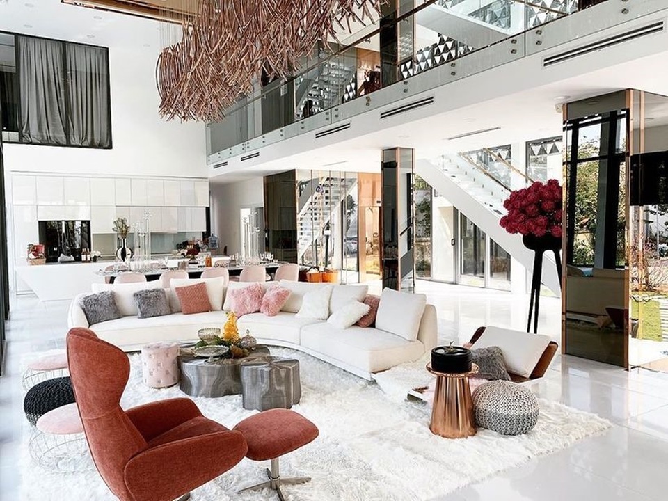 Cận cảnh ngôi biệt thự sang trọng giá 50 tỷ đồng, rộng 800m2 của Ngọc Trinh - 2 Cận cảnh ngôi biệt thự sang trọng giá 50 tỷ đồng, rộng 800m2 của Ngọc Trinh - 2