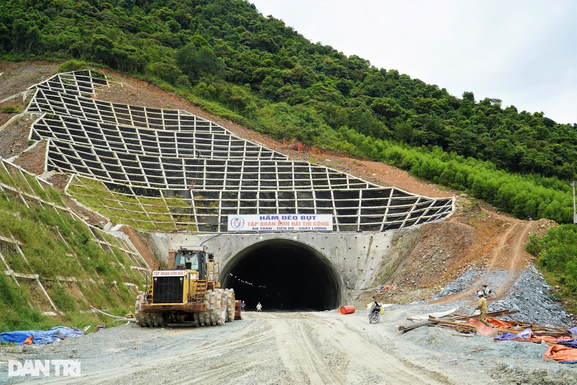 View - Công trường hầm xuyên núi duy nhất trên cao tốc Bắc - Nam qua Hà Tĩnh | Báo Dân trí