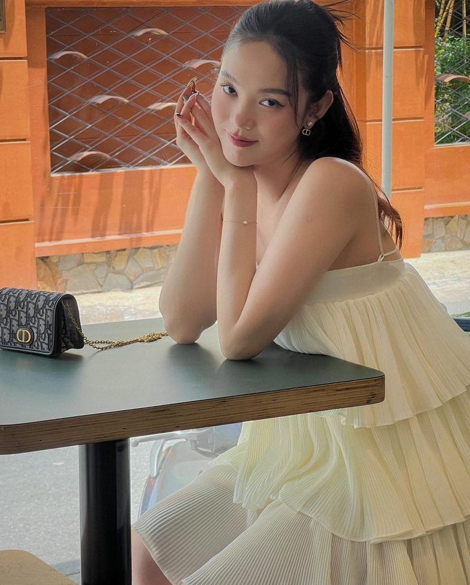 Minh Hằng vẫn diện váy áo cắt xẻ gợi cảm trong suốt thai kỳ - 8 Minh Hằng vẫn diện váy áo cắt xẻ gợi cảm trong suốt thai kỳ - 8