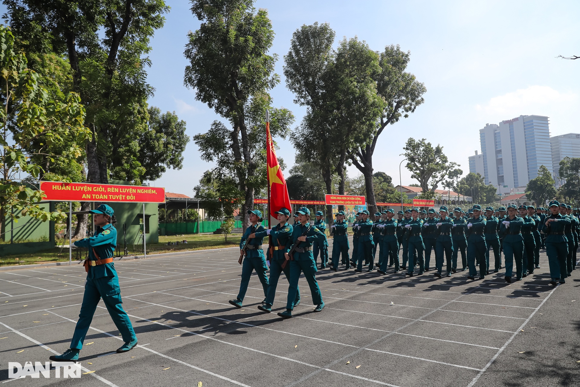 Chị em ruột tại TPHCM tham gia luyện tập diễu binh mừng đại lễ 30/4 - 7 Chị em ruột tại TPHCM tham gia luyện tập diễu binh mừng đại lễ 30/4 - 7