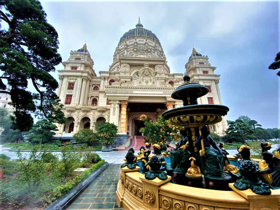 Lâu đài của đại gia Việt: Dát vàng 24k, xây cả nhà hát tráng lệ bên trong - 9 Lâu đài của đại gia Việt: Dát vàng 24k, xây cả nhà hát tráng lệ bên trong - 9