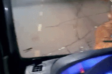 Người đàn ông mặc đồ giống nhà sư đập vỡ kính ô tô bị tâm thần