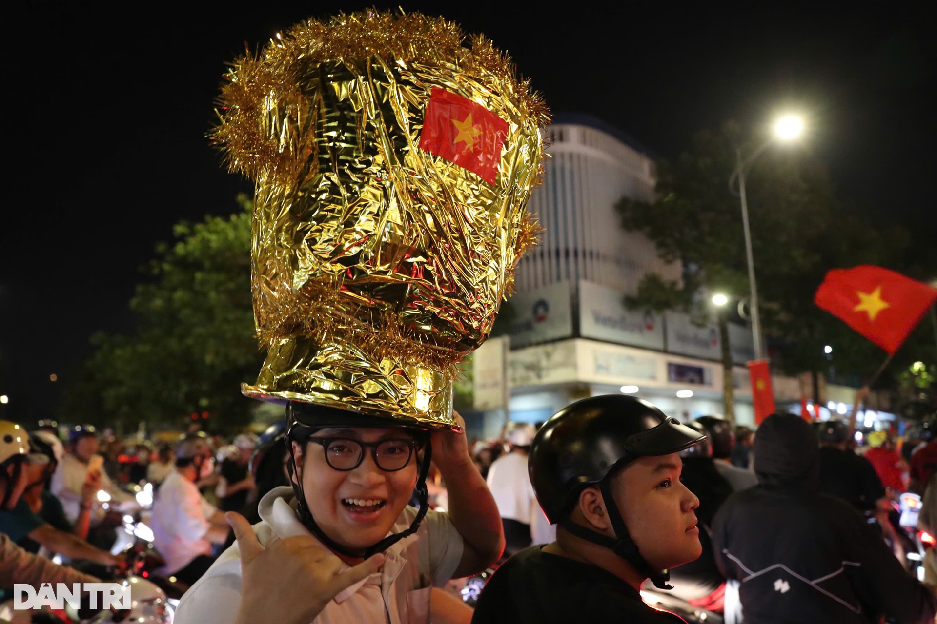 Người dân TPHCM nhảy tưng bừng khi tuyển Việt Nam vô địch ASEAN Cup 2024 - 7 Người dân TPHCM nhảy tưng bừng khi tuyển Việt Nam vô địch ASEAN Cup 2024 - 7