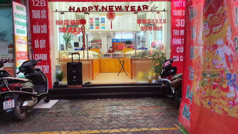 Nhân viên phố vàng ngồi lướt điện thoại, người trông xe cả sáng được 2 chiếc - 8