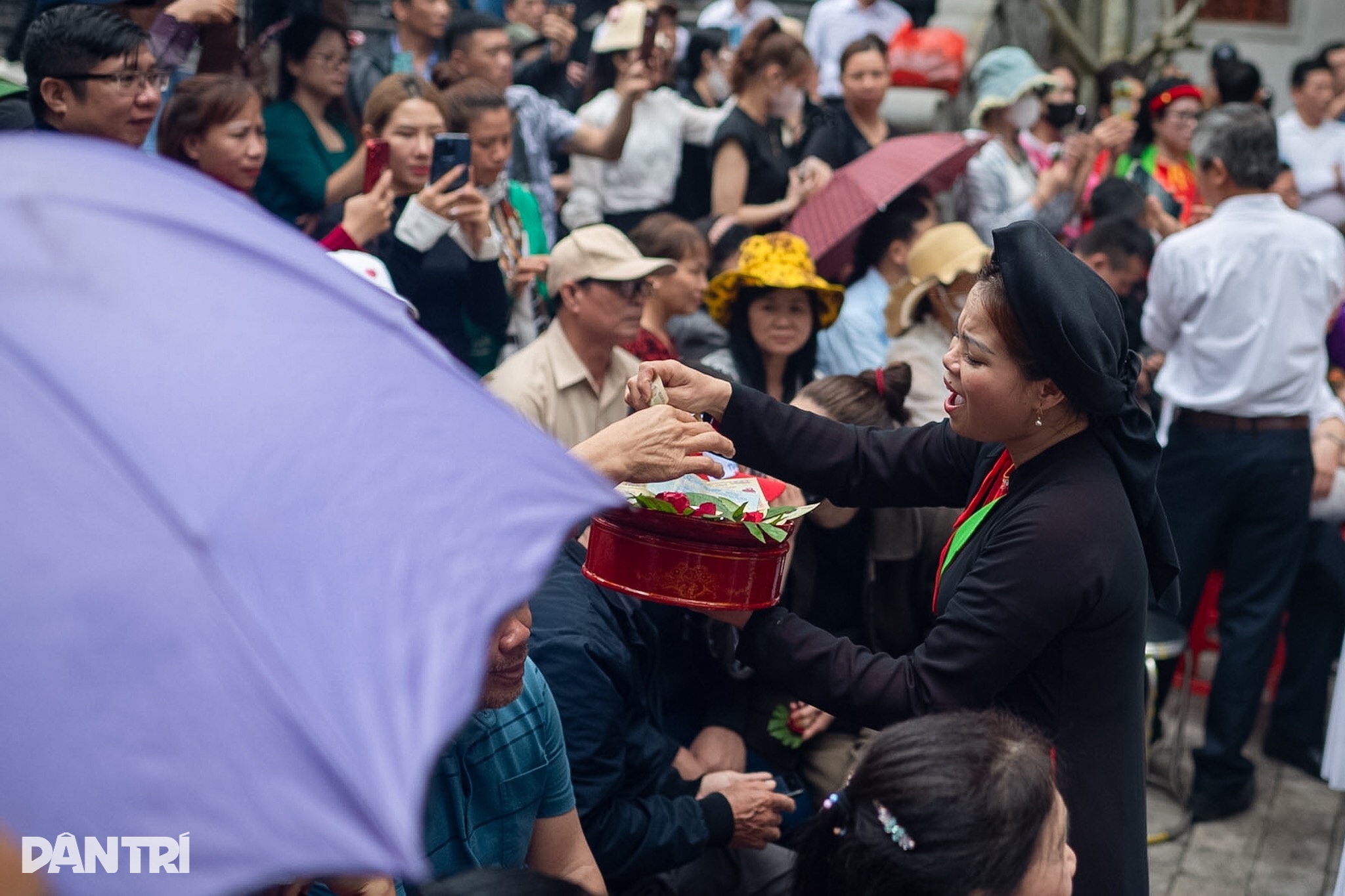 Lakonan semula nyanyian Quan Ho untuk menerima wang bertuah di festival Lim - 11 Tái diễn cảnh hát quan họ nhận tiền lì xì ở hội Lim - 11