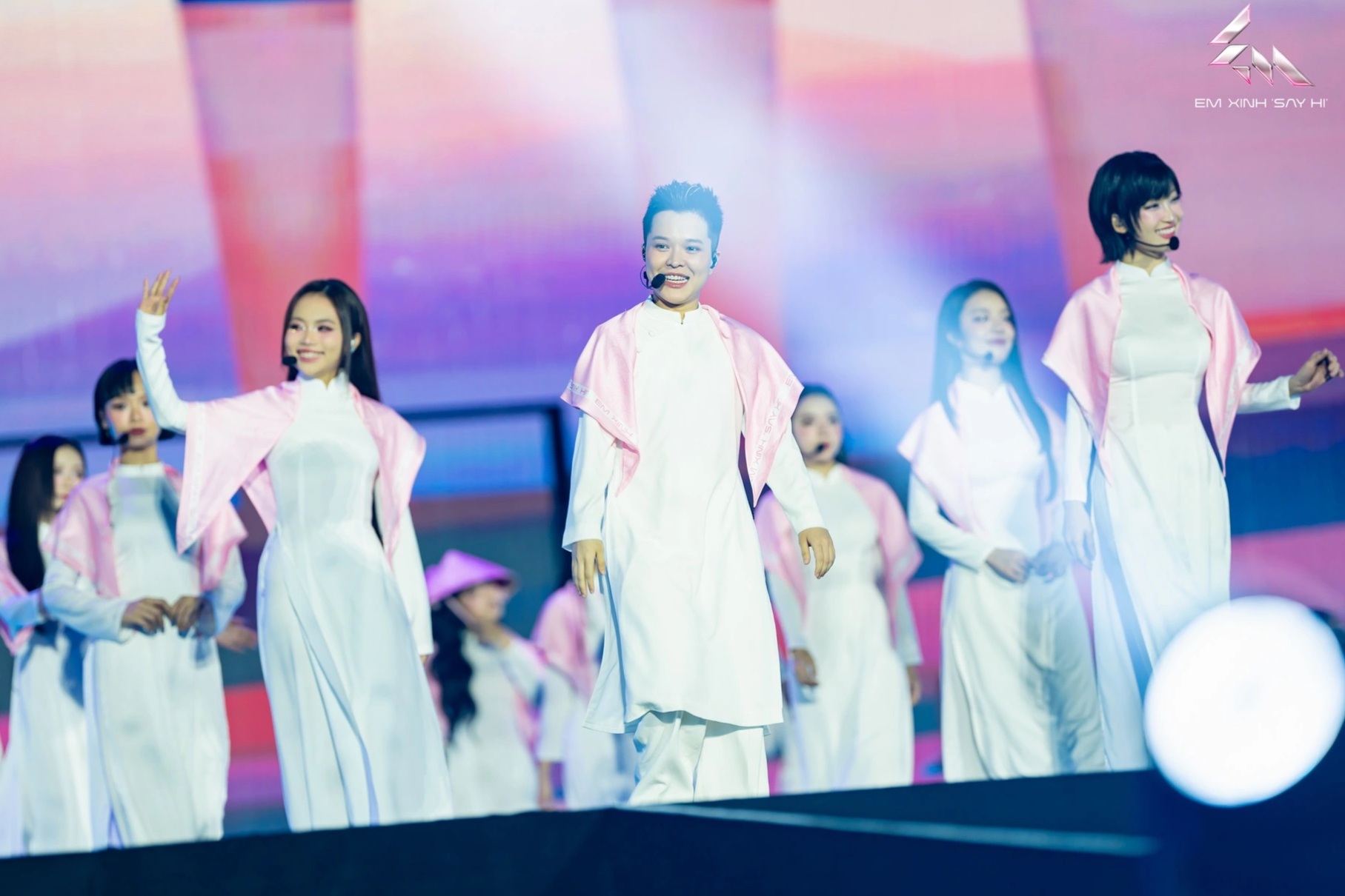 Cháy giàn giáo ở Em xinh, Trấn Thành và 30 thí sinh vẫn vô tư giao lưu - 1