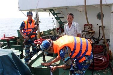 Buôn lậu xăng dầu "thủ" súng máy, đối phó cảnh sát ở biển Tây Nam