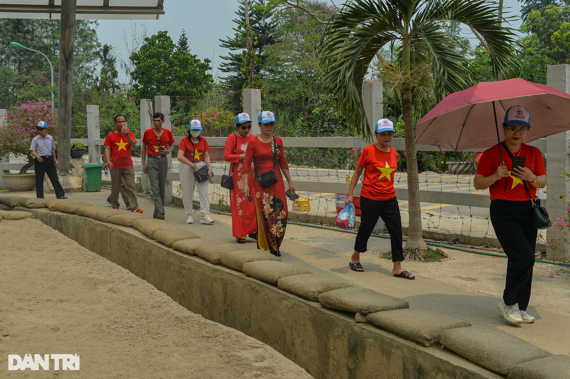 Tourists flock to visit the historical relics of Dien Bien Phu - 2