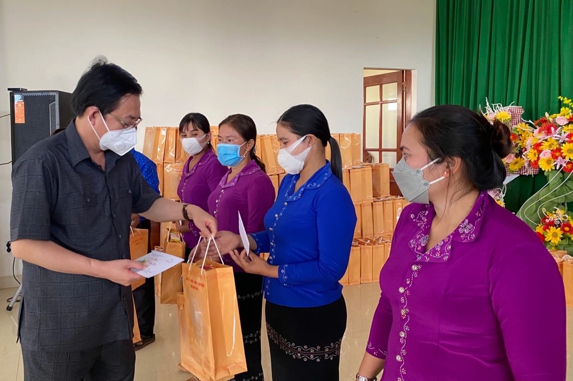 Bí thư Tỉnh ủy Bình Định tặng quà Tết đồng bào khó khăn - 1 Bí thư Tỉnh ủy Bình Định tặng quà Tết đồng bào khó khăn - 1