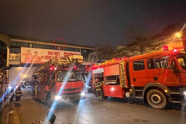 Hà Nội: Giải cứu nam thanh niên say rượu, nằm trên mái cầu vượt đi bộ