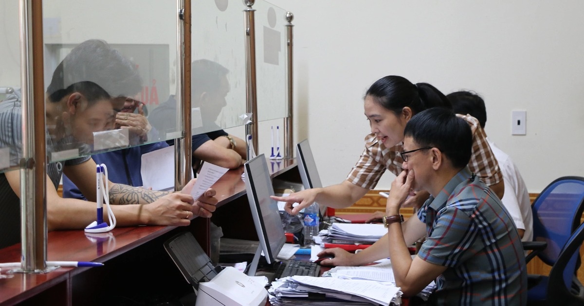 Người dân ngồi nhà bấm điện thoại, thoát cảnh xếp hàng chờ nộp hồ sơ