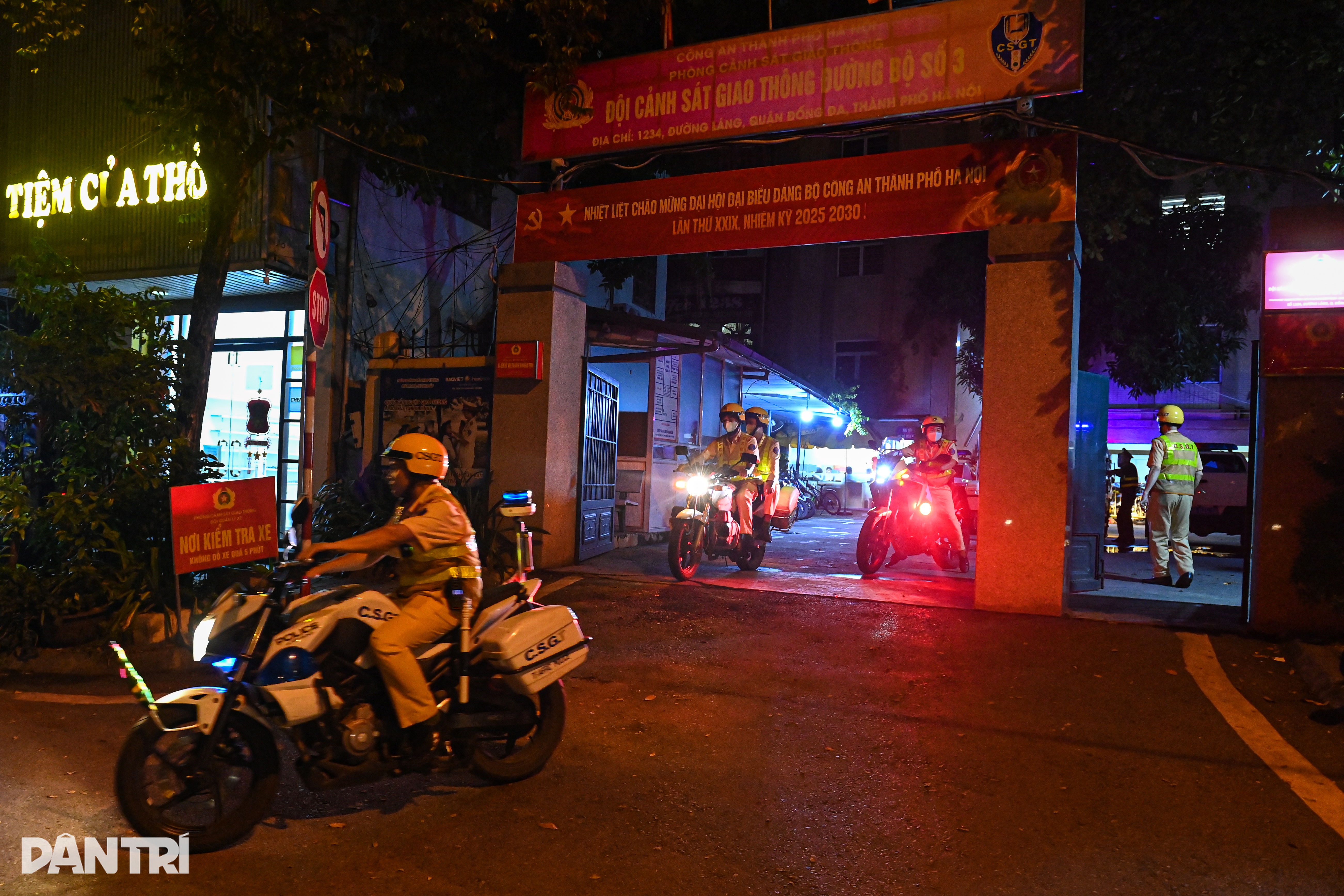 CSGT Hà Nội xuyên đêm vây bắt loạt thanh niên phóng xe máy kẹp 3 diễu phố - 3
