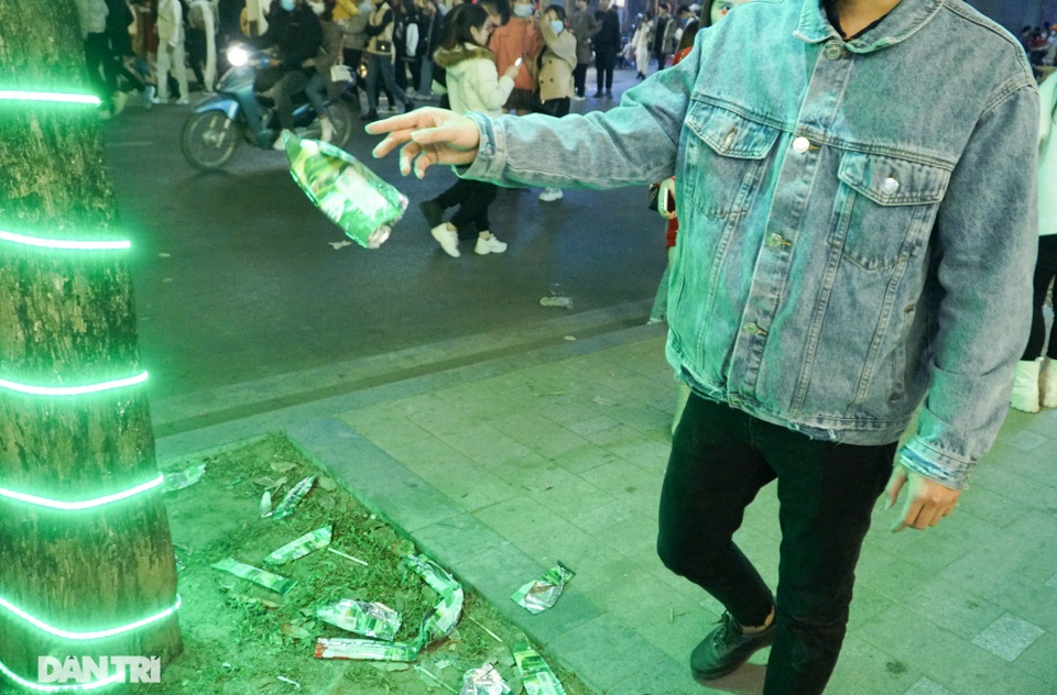 Khu vực hồ Gươm ngập trong biển rác sau đêm Giáng sinh - 3 Khu vực hồ Gươm ngập trong biển rác sau đêm Giáng sinh - 3