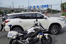 CSGT truy đuổi người nước ngoài chở thuốc lá lậu ở TPHCM