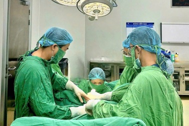 Cứu sản phụ máu phun thành vòi sau hút thai ở phòng khám tư