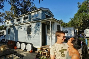 Cặp đôi người Mỹ "ở ẩn" trong căn nhà di động 25m2 tránh dịch Covid-19