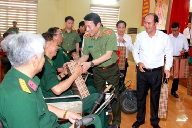 Đại tướng Lương Tam Quang thăm, tặng quà người có công tại Phú Thọ