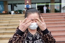 Bệnh nhân Covid-19 ra viện, nức nở khóc nói lời cảm ơn y bác sĩ đã cứu mạng