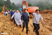 Phó Thủ tướng Trần Lưu Quang chỉ đạo việc cứu nạn tại hiện trường sạt lở